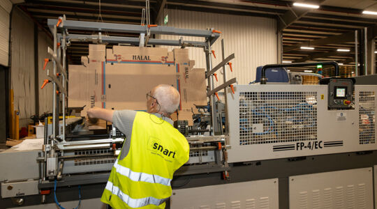 Cooreman packages poultry in a new stackable machine-erected tray by Smart Packaging Solutions